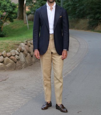 Beige Anzughose kombinieren – 1200+ Herren Outfits: Vereinigen Sie ein dunkelblaues Sakko mit einer beige Anzughose für eine klassischen und verfeinerte Silhouette. Dunkelbraune Leder Slipper sind eine perfekte Wahl, um dieses Outfit zu vervollständigen.