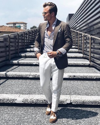 Braune Wildleder Brogues kombinieren – 124 Herren Outfits: Entscheiden Sie sich für ein dunkelbraunes Sakko und eine weiße Anzughose für einen stilvollen, eleganten Look. Fühlen Sie sich ideenreich? Ergänzen Sie Ihr Outfit mit braunen Wildleder Brogues.