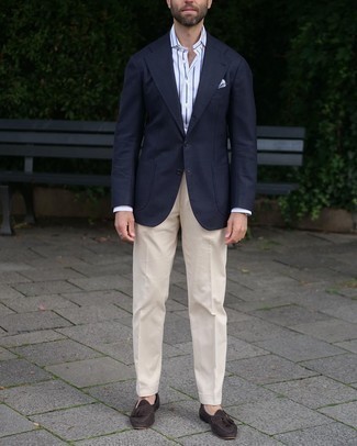 Weißes und blaues Einstecktuch kombinieren – 1200+ Herren Outfits: Kombinieren Sie ein dunkelblaues Sakko mit einem weißen und blauen Einstecktuch für einen entspannten Wochenend-Look. Fühlen Sie sich mutig? Ergänzen Sie Ihr Outfit mit dunkelbraunen Wildleder Slippern mit Quasten.