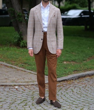 Braune Anzughose kombinieren – 500+ Herren Outfits: Kombinieren Sie ein hellbeige Sakko mit Vichy-Muster mit einer braunen Anzughose für eine klassischen und verfeinerte Silhouette. Dunkelbraune Wildleder Slipper sind eine gute Wahl, um dieses Outfit zu vervollständigen.