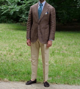 Wie Sakko mit Slipper mit Quasten zu kombinieren – 500+ Herren Outfits: Erwägen Sie das Tragen von einem Sakko und einer hellbeige Anzughose für einen stilvollen, eleganten Look. Komplettieren Sie Ihr Outfit mit Slippern mit Quasten.