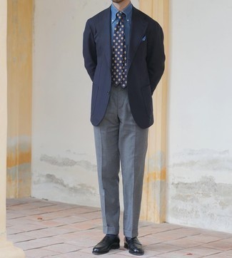 30 Jährige: Dunkelblaue und weiße bedruckte Krawatte kombinieren – 370 Herren Outfits: Kombinieren Sie ein dunkelblaues Sakko mit einer dunkelblauen und weißen bedruckten Krawatte, um vor Klasse und Perfektion zu strotzen. Schwarze Leder Slipper sind eine perfekte Wahl, um dieses Outfit zu vervollständigen.