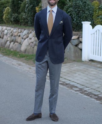 Beige Strick Krawatte kombinieren – 18 Herren Outfits: Entscheiden Sie sich für ein dunkelblaues Sakko und eine beige Strick Krawatte für einen stilvollen, eleganten Look. Komplettieren Sie Ihr Outfit mit dunkelbraunen Wildleder Slippern.