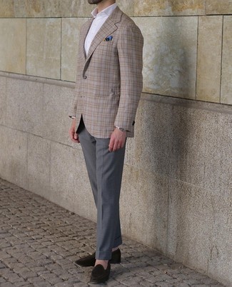 Beige Sakko mit Vichy-Muster kombinieren – 23 Herren Outfits: Erwägen Sie das Tragen von einem beige Sakko mit Vichy-Muster und einer dunkelgrauen Anzughose, um vor Klasse und Perfektion zu strotzen. Dieses Outfit passt hervorragend zusammen mit dunkelbraunen Wildleder Slippern.