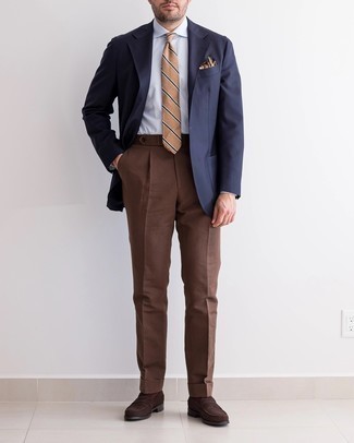 Braune Anzughose kombinieren – 372 Sommer Herren Outfits: Entscheiden Sie sich für einen klassischen Stil in einem dunkelblauen Sakko und einer braunen Anzughose. Dunkelbraune Wildleder Slipper sind eine kluge Wahl, um dieses Outfit zu vervollständigen. Ein schönes Sommer-Outfit.