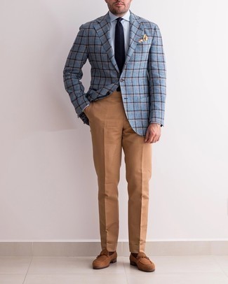 Rotbraune Wildleder Slipper kombinieren – 500+ Herren Outfits: Kombinieren Sie ein hellblaues Sakko mit Schottenmuster mit einer beige Anzughose, um vor Klasse und Perfektion zu strotzen. Rotbraune Wildleder Slipper sind eine ideale Wahl, um dieses Outfit zu vervollständigen.