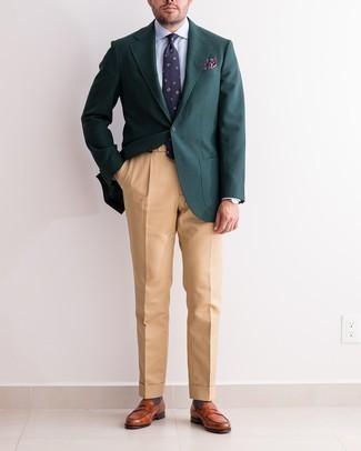 Rotbraune Leder Slipper kombinieren – 500+ Herren Outfits: Kombinieren Sie ein dunkelgrünes Sakko mit einer beige Anzughose, um vor Klasse und Perfektion zu strotzen. Rotbraune Leder Slipper fügen sich nahtlos in einer Vielzahl von Outfits ein.