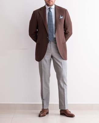 Braune Doppelmonks aus Leder kombinieren – 500+ Herren Outfits: Kombinieren Sie ein braunes Sakko mit einer grauen Anzughose für eine klassischen und verfeinerte Silhouette. Braune Doppelmonks aus Leder fügen sich nahtlos in einer Vielzahl von Outfits ein.
