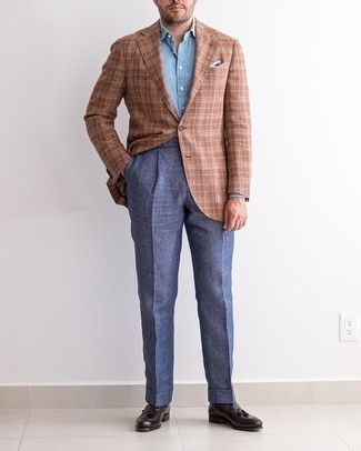 Dunkelblaue Anzughose kombinieren – 500+ Elegante Sommer Herren Outfits: Entscheiden Sie sich für einen klassischen Stil in einem braunen Sakko mit Schottenmuster und einer dunkelblauen Anzughose. Ergänzen Sie Ihr Look mit dunkelbraunen Leder Slippern mit Quasten. Mit so einem Sommer-Look können Sie einfach nichts falsch machen.