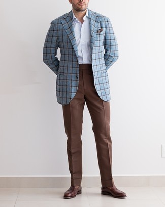 Dunkelbraunes bedrucktes Einstecktuch kombinieren – 120 Elegante Herren Outfits: Paaren Sie ein hellblaues Sakko mit Schottenmuster mit einem dunkelbraunen bedruckten Einstecktuch für einen entspannten Wochenend-Look. Fühlen Sie sich mutig? Wählen Sie dunkelbraunen Leder Slipper.