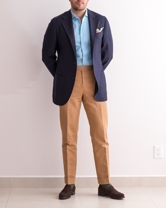 30 Jährige: Dunkelbraune Anzughose kombinieren – 500+ Herren Outfits: Paaren Sie ein dunkelblaues Sakko mit einer dunkelbraunen Anzughose für eine klassischen und verfeinerte Silhouette. Dunkelbraune Wildleder Slipper sind eine perfekte Wahl, um dieses Outfit zu vervollständigen.
