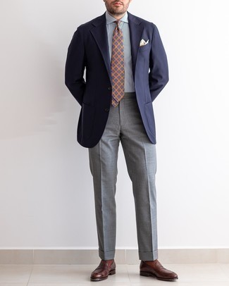 Gelbgrüne bedruckte Krawatte kombinieren – 113 Herren Outfits: Vereinigen Sie ein dunkelblaues Sakko mit einer gelbgrünen bedruckten Krawatte für einen stilvollen, eleganten Look. Vervollständigen Sie Ihr Look mit dunkelbraunen Leder Slippern.