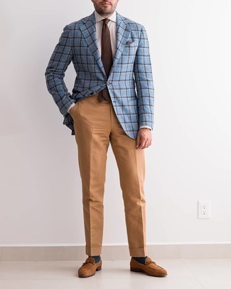Hellblaues Sakko mit Schottenmuster kombinieren – 57 Herren Outfits: Kombinieren Sie ein hellblaues Sakko mit Schottenmuster mit einer rotbraunen Anzughose für eine klassischen und verfeinerte Silhouette. Komplettieren Sie Ihr Outfit mit braunen Wildleder Slippern.