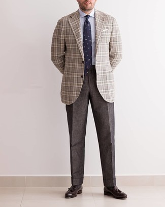 Dunkelbraune Anzughose kombinieren – 500+ Herren Outfits: Paaren Sie ein hellbeige Sakko mit Schottenmuster mit einer dunkelbraunen Anzughose für einen stilvollen, eleganten Look. Dunkelbraune Leder Slipper mit Quasten sind eine kluge Wahl, um dieses Outfit zu vervollständigen.