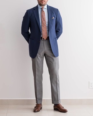Dunkelbraunen Ledergürtel kombinieren – 500+ Herren Outfits: Für ein bequemes Couch-Outfit, vereinigen Sie ein dunkelblaues Sakko mit einem dunkelbraunen Ledergürtel. Fühlen Sie sich mutig? Komplettieren Sie Ihr Outfit mit dunkelbraunen Doppelmonks aus Leder.