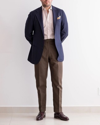 Dunkelrote Derby Schuhe kombinieren – 291 Herren Outfits: Kombinieren Sie ein dunkelblaues Sakko mit einer braunen Anzughose für einen stilvollen, eleganten Look. Ergänzen Sie Ihr Look mit dunkelroten Derby Schuhen.