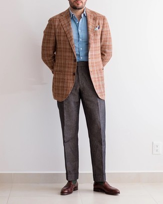 Welche Slipper mit dunkelbrauner Anzughose zu tragen – 335 Elegante Herren Outfits: Machen Sie sich mit einem braunen Sakko mit Schottenmuster und einer dunkelbraunen Anzughose einen verfeinerten, eleganten Stil zu Nutze. Vervollständigen Sie Ihr Look mit Slippern.