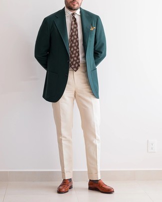 Dunkelbraune bedruckte Krawatte kombinieren – 274 Herren Outfits: Kombinieren Sie ein dunkelgrünes Sakko mit einer dunkelbraunen bedruckten Krawatte für eine klassischen und verfeinerte Silhouette. Ergänzen Sie Ihr Look mit rotbraunen Leder Slippern.