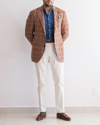 Dunkelbraune Leder Slipper kombinieren – 500+ Herren Outfits: Paaren Sie ein braunes Sakko mit Schottenmuster mit einer weißen Anzughose für einen stilvollen, eleganten Look. Ergänzen Sie Ihr Look mit dunkelbraunen Leder Slippern.