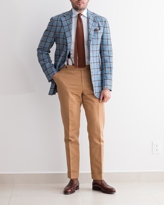 Braune Strick Krawatte kombinieren – 135 Herren Outfits: Geben Sie den bestmöglichen Look ab in einem hellblauen Sakko mit Schottenmuster und einer braunen Strick Krawatte. Komplettieren Sie Ihr Outfit mit dunkelbraunen Leder Slippern.