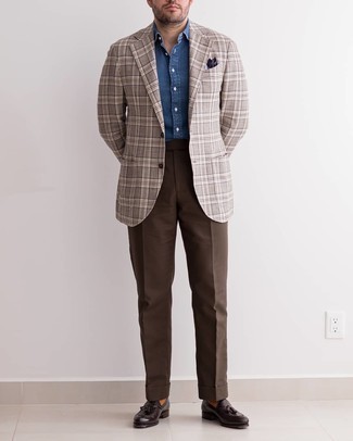 Dunkelbraune Anzughose kombinieren – 500+ Herren Outfits: Vereinigen Sie ein hellbeige Sakko mit Schottenmuster mit einer dunkelbraunen Anzughose für einen stilvollen, eleganten Look. Ergänzen Sie Ihr Look mit dunkelbraunen Leder Slippern mit Quasten.