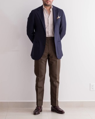 Dunkelbraune Anzughose kombinieren – 500+ Herren Outfits: Paaren Sie ein dunkelblaues Sakko mit einer dunkelbraunen Anzughose, um vor Klasse und Perfektion zu strotzen. Dunkelrote Leder Derby Schuhe sind eine großartige Wahl, um dieses Outfit zu vervollständigen.