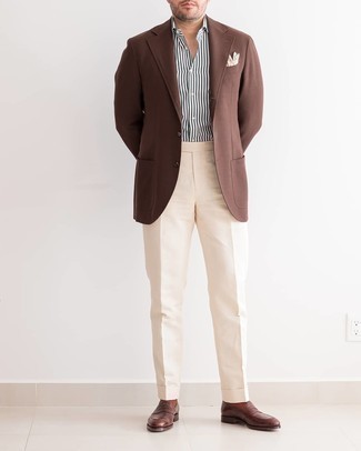 Rotbraune Socken kombinieren – 500+ Herren Outfits: Entscheiden Sie sich für Komfort in einem braunen Sakko und rotbraunen Socken. Fühlen Sie sich mutig? Ergänzen Sie Ihr Outfit mit dunkelbraunen Leder Slippern.