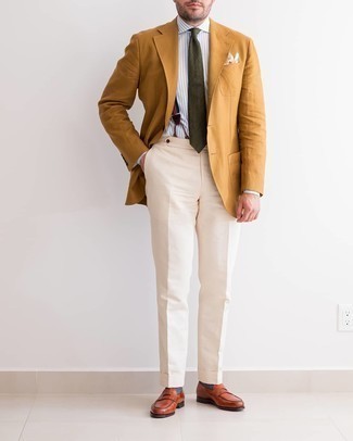 Mehrfarbigen Hosenträger kombinieren – 2 Herren Outfits: Kombinieren Sie ein rotbraunes Sakko mit einem mehrfarbigen Hosenträger für einen entspannten Wochenend-Look. Rotbraune Leder Slipper bringen Eleganz zu einem ansonsten schlichten Look.
