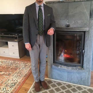 Dunkelgrüne bedruckte Krawatte kombinieren – 199 Herren Outfits: Kombinieren Sie ein dunkelgraues Wollsakko mit einer dunkelgrünen bedruckten Krawatte für eine klassischen und verfeinerte Silhouette. Komplettieren Sie Ihr Outfit mit braunen Wildleder Oxford Schuhen.