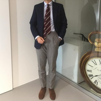 Oxford Schuhe kombinieren – 500+ Herren Outfits: Kombinieren Sie ein dunkelblaues Sakko mit einer grauen Anzughose für eine klassischen und verfeinerte Silhouette. Oxford Schuhe fügen sich nahtlos in einer Vielzahl von Outfits ein.