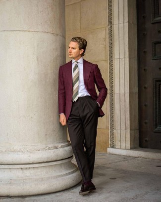 Mehrfarbige horizontal gestreifte Krawatte kombinieren – 122 Herren Outfits: Entscheiden Sie sich für ein dunkelrotes Sakko und eine mehrfarbige horizontal gestreifte Krawatte, um vor Klasse und Perfektion zu strotzen. Dunkelbraune Leder Slipper mit Quasten sind eine gute Wahl, um dieses Outfit zu vervollständigen.