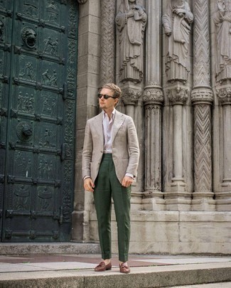 Welche Slipper mit Quasten mit dunkelgrüner Anzughose zu tragen – 57 Herren Outfits warm Wetter: Kombinieren Sie ein hellbeige Leinen Sakko mit einer dunkelgrünen Anzughose für einen stilvollen, eleganten Look. Slipper mit Quasten sind eine kluge Wahl, um dieses Outfit zu vervollständigen.