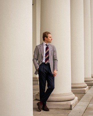 Graue Jacke kombinieren – 1200+ Herren Outfits: Vereinigen Sie eine graue Jacke mit einer dunkelblauen Anzughose für eine klassischen und verfeinerte Silhouette. Dunkelbraune Wildleder Slipper mit Quasten sind eine gute Wahl, um dieses Outfit zu vervollständigen.