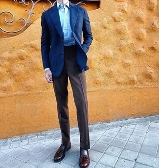 Dunkelbraune Anzughose kombinieren – 500+ Herren Outfits: Kombinieren Sie ein dunkelblaues Sakko mit einer dunkelbraunen Anzughose, um vor Klasse und Perfektion zu strotzen. Vervollständigen Sie Ihr Look mit dunkelbraunen Leder Slippern mit Quasten.