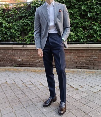 Graues Sakko mit Vichy-Muster kombinieren – 27 Herren Outfits: Entscheiden Sie sich für ein graues Sakko mit Vichy-Muster und eine dunkelblaue Anzughose für einen stilvollen, eleganten Look. Dunkelbraune Leder Slipper sind eine großartige Wahl, um dieses Outfit zu vervollständigen.