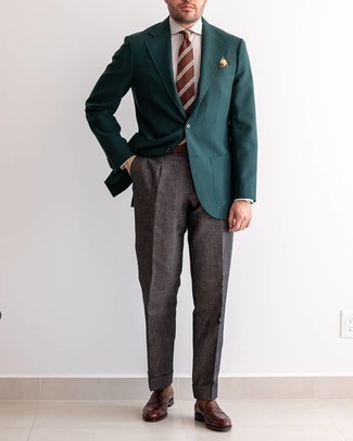 Olivgrünes Sakko kombinieren – 500+ Herren Outfits: Entscheiden Sie sich für einen klassischen Stil in einem olivgrünen Sakko und einer dunkelbraunen Leinen Anzughose. Dunkelbraune Leder Slipper sind eine gute Wahl, um dieses Outfit zu vervollständigen.