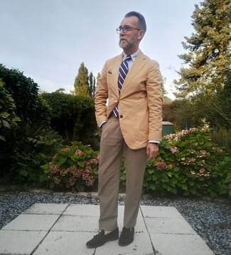 50 Jährige: Wie Sakko mit Slipper zu kombinieren – 367 Herren Outfits warm Wetter: Kombinieren Sie ein Sakko mit einer beige Anzughose, um vor Klasse und Perfektion zu strotzen. Slipper sind eine großartige Wahl, um dieses Outfit zu vervollständigen.