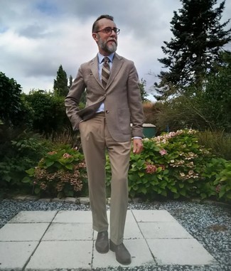 50 Jährige: Outfits Herren 2024: Kombinieren Sie ein braunes Sakko mit einer beige Anzughose, um vor Klasse und Perfektion zu strotzen. Komplettieren Sie Ihr Outfit mit dunkelbraunen Leder Slippern.