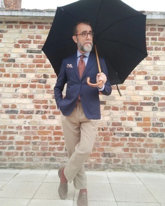 50 Jährige: Outfits Herren 2024: Tragen Sie ein hellblaues Businesshemd für einen stilvollen, eleganten Look.