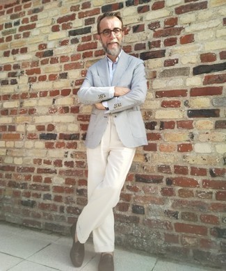 Dunkelbraune Leder Slipper kombinieren – 500+ Herren Outfits: Kombinieren Sie ein graues vertikal gestreiftes Sakko mit einer weißen Anzughose für einen stilvollen, eleganten Look. Dunkelbraune Leder Slipper fügen sich nahtlos in einer Vielzahl von Outfits ein.