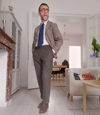 Blaue gepunktete Krawatte kombinieren – 331 Elegante Herren Outfits warm Wetter: Entscheiden Sie sich für einen klassischen Stil in einem braunen Sakko und einer blauen gepunkteten Krawatte. Dunkelbraune Leder Slipper sind eine gute Wahl, um dieses Outfit zu vervollständigen.