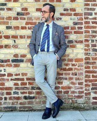 Welche Slipper mit Quasten mit weißen und dunkelblauen Sakkos zu tragen – 47 Elegante Herren Outfits: Entscheiden Sie sich für ein weißes und dunkelblaues Sakko und eine graue Anzughose, um vor Klasse und Perfektion zu strotzen. Slipper mit Quasten sind eine kluge Wahl, um dieses Outfit zu vervollständigen.