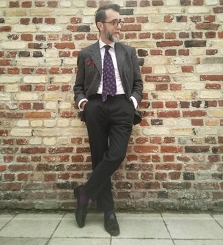 Dunkelblaue bedruckte Krawatte kombinieren – 482 Herren Outfits: Entscheiden Sie sich für ein dunkelgraues Wollsakko und eine dunkelblaue bedruckte Krawatte, um vor Klasse und Perfektion zu strotzen. Schwarze Leder Slipper mit Quasten sind eine gute Wahl, um dieses Outfit zu vervollständigen.