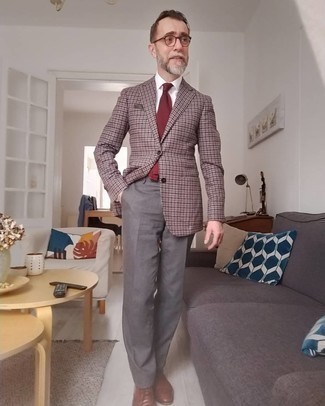 Dunkelrote Krawatte kombinieren – 500+ Herren Outfits: Erwägen Sie das Tragen von einem braunen Sakko mit Vichy-Muster und einer dunkelroten Krawatte, um vor Klasse und Perfektion zu strotzen. Dieses Outfit passt hervorragend zusammen mit braunen Leder Oxford Schuhen.