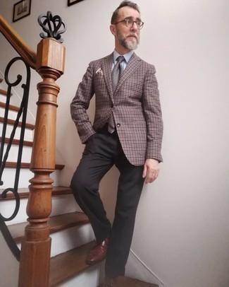 Graue gepunktete Krawatte kombinieren – 46 Herren Outfits: Kombinieren Sie ein braunes Sakko mit Vichy-Muster mit einer grauen gepunkteten Krawatte für einen stilvollen, eleganten Look. Braune Leder Derby Schuhe sind eine perfekte Wahl, um dieses Outfit zu vervollständigen.