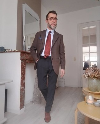 50 Jährige: Rote und weiße Krawatte kombinieren – 66 Herren Outfits: Etwas Einfaches wie die Wahl von einem dunkelbraunen Sakko und einer roten und weißen Krawatte kann Sie von der Menge abheben. Braune Leder Oxford Schuhe sind eine ideale Wahl, um dieses Outfit zu vervollständigen.