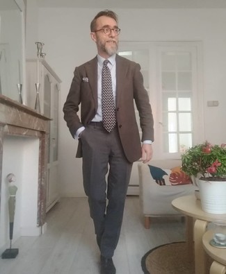 50 Jährige: Braune Krawatte kombinieren – 56 Sommer Herren Outfits: Machen Sie sich mit einem dunkelbraunen Sakko und einer braunen Krawatte einen verfeinerten, eleganten Stil zu Nutze. Wenn Sie nicht durch und durch formal auftreten möchten, komplettieren Sie Ihr Outfit mit schwarzen Leder Derby Schuhen. Im Sommer ist dieser Look ideal.