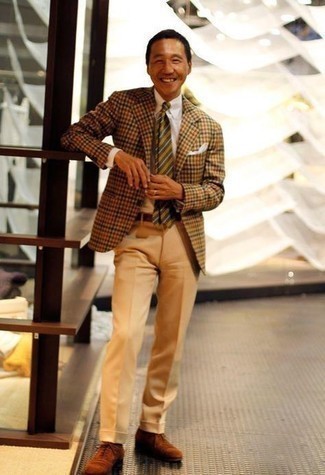Sakko mit Vichy-Muster kombinieren – 271 Herren Outfits: Kombinieren Sie ein Sakko mit Vichy-Muster mit einer beige Anzughose für eine klassischen und verfeinerte Silhouette. Fühlen Sie sich ideenreich? Entscheiden Sie sich für braunen Wildleder Oxford Schuhe.