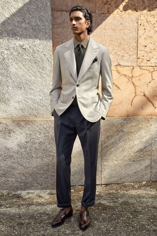 Dunkelblaue vertikal gestreifte Anzughose kombinieren – 101 Herren Outfits: Entscheiden Sie sich für ein graues Sakko und eine dunkelblaue vertikal gestreifte Anzughose für einen stilvollen, eleganten Look. Vervollständigen Sie Ihr Look mit dunkelbraunen Leder Slippern.
