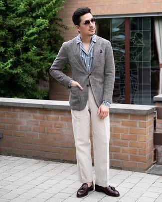 Graues Sakko kombinieren – 1200+ Herren Outfits: Kombinieren Sie ein graues Sakko mit einer hellbeige Anzughose für einen stilvollen, eleganten Look. Komplettieren Sie Ihr Outfit mit dunkelbraunen Leder Slippern mit Quasten.